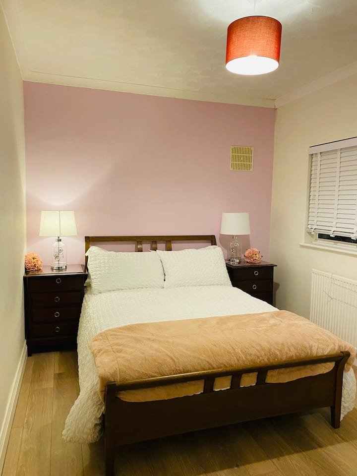Double bedroom with sleigh bed and bedside lamps