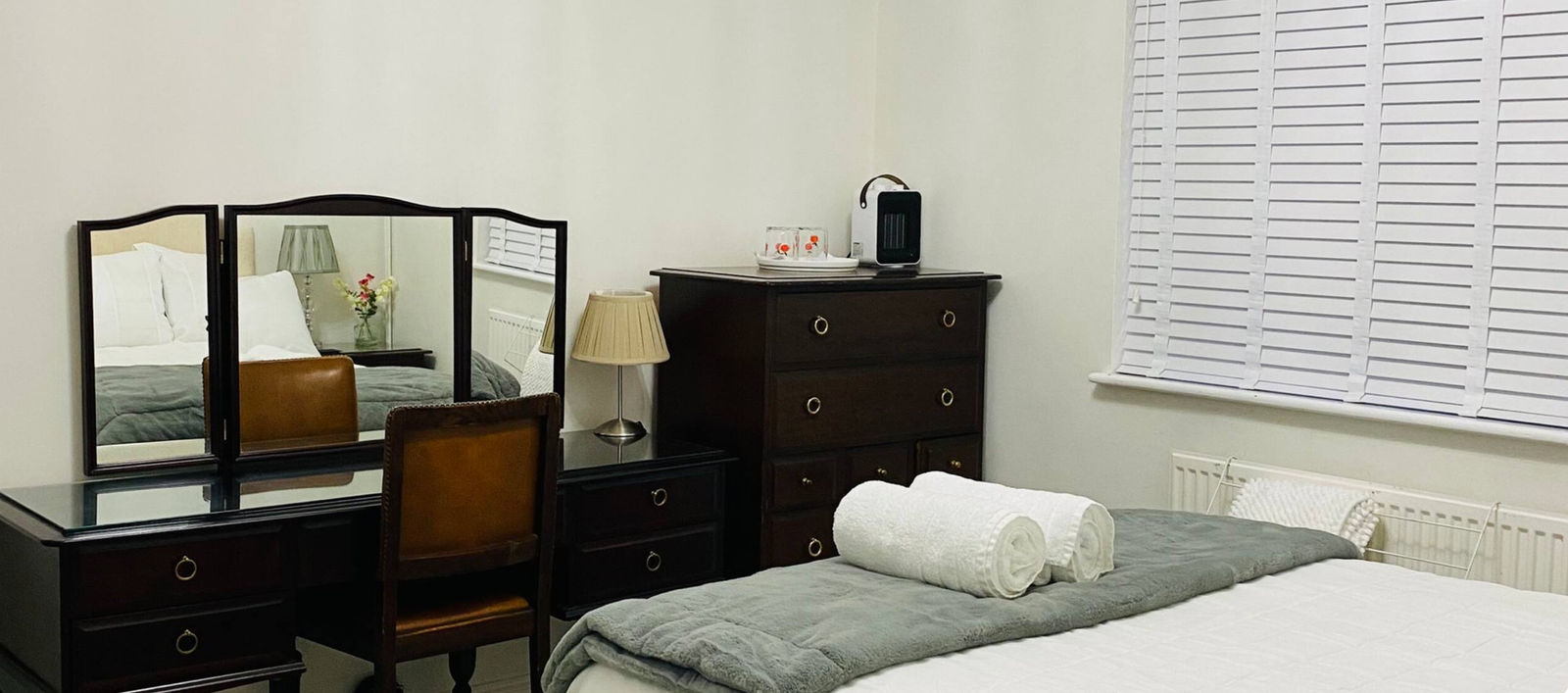 Bedroom with dressing table and fresh towels
